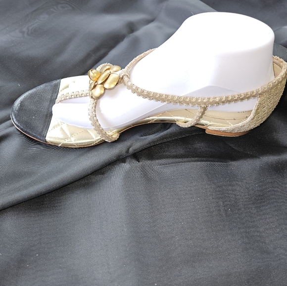 Chanel Camellia Thong Sandals Size 11 - Picture 10 of 11